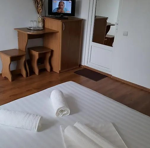 Timona- De Inchiriat 招待所 3*