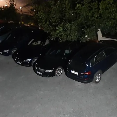 招待所 Timona- De Inchiriat 3*